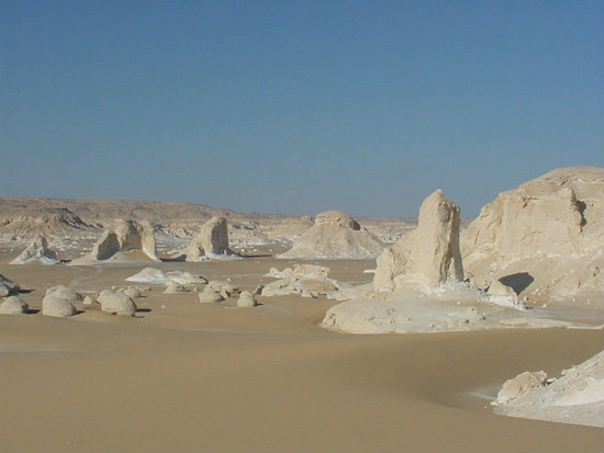 หินรูปทรงประหลาด ในทะเลทรายขาว ( White Desert ) 